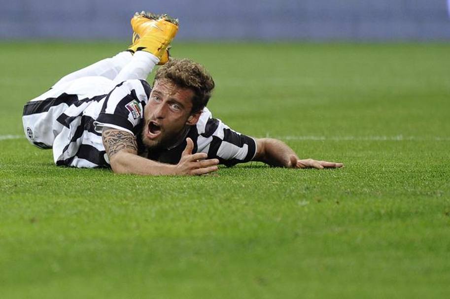 Marchisio all&#39;11&#39; chiede un rigore per un intervento in area di Holebas. Action
